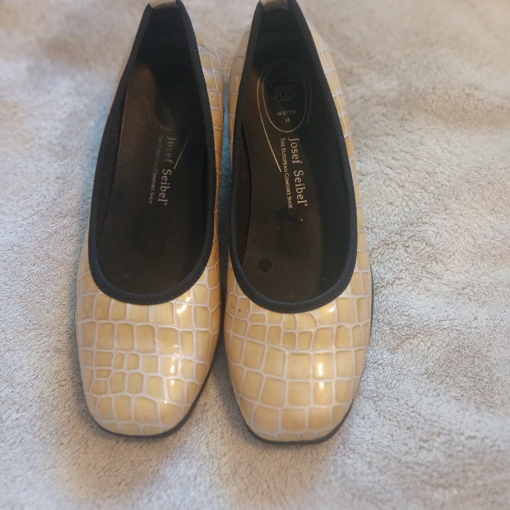 Josef Seibel Women's Cream Croc-Embossed Shoes, Size 38